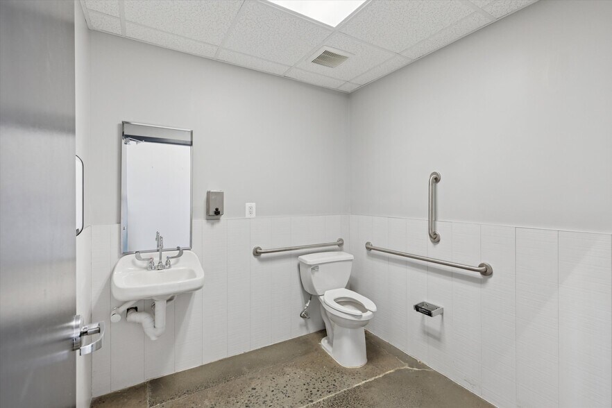 More Photos Of 950 Dekalb Pike, Blue Bell General Retail For Sale