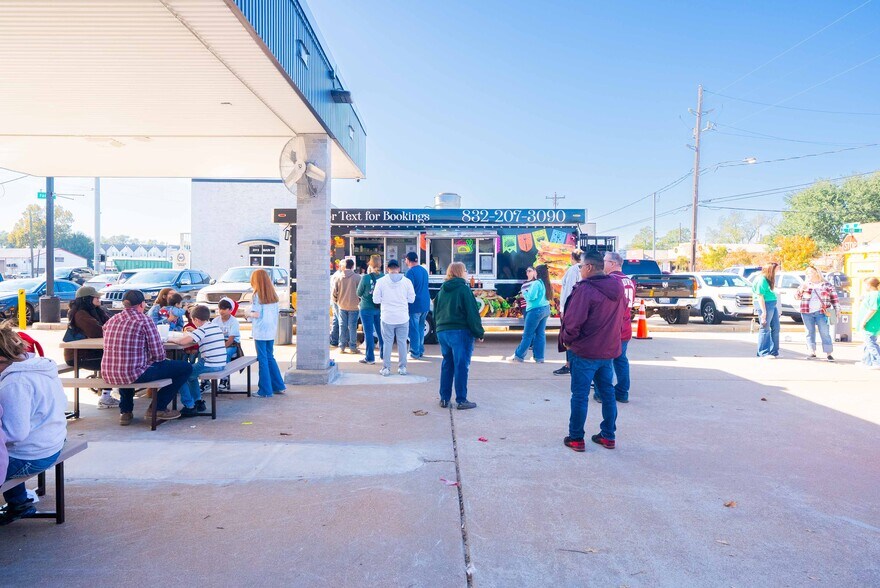 More Photos Of 2311 Main St, Waller Flex For Lease