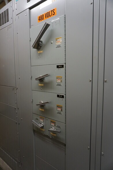 More Photos Of 93 W Campbell Rd, Rotterdam Freestanding For Sale
