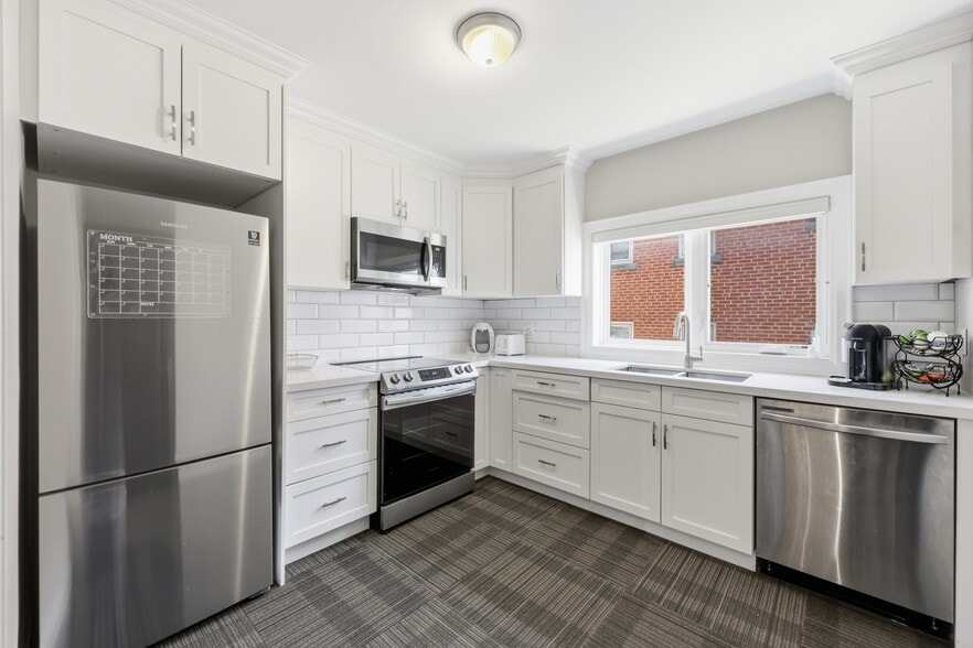 More Photos Of 58 King St W, Hamilton Office For Sale