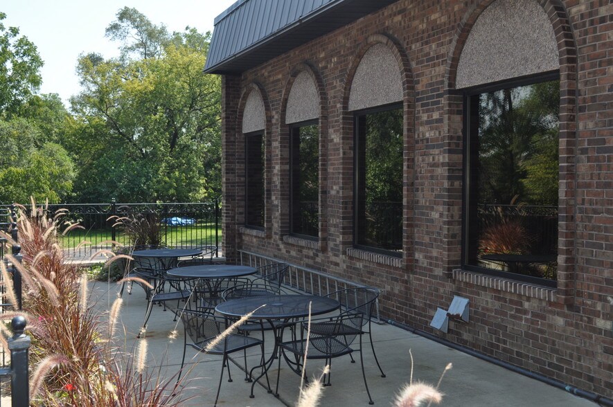 More Photos Of 2833 Lincoln St, Highland Office For Lease