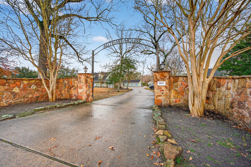 More Photos Of 8911 West Ln, Magnolia Office For Sale