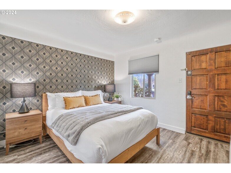 More Photos Of 1175 2nd St SE, Bandon Hotel For Sale