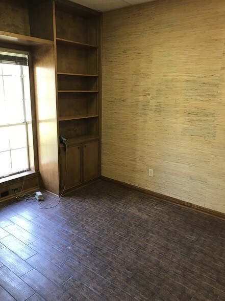More Photos Of 3560 Delaware St, Beaumont Medical For Sale