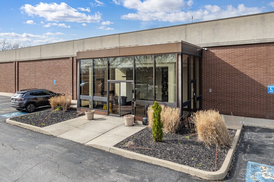 More Photos Of 23533 Mercantile Rd, Beachwood Showroom For Lease