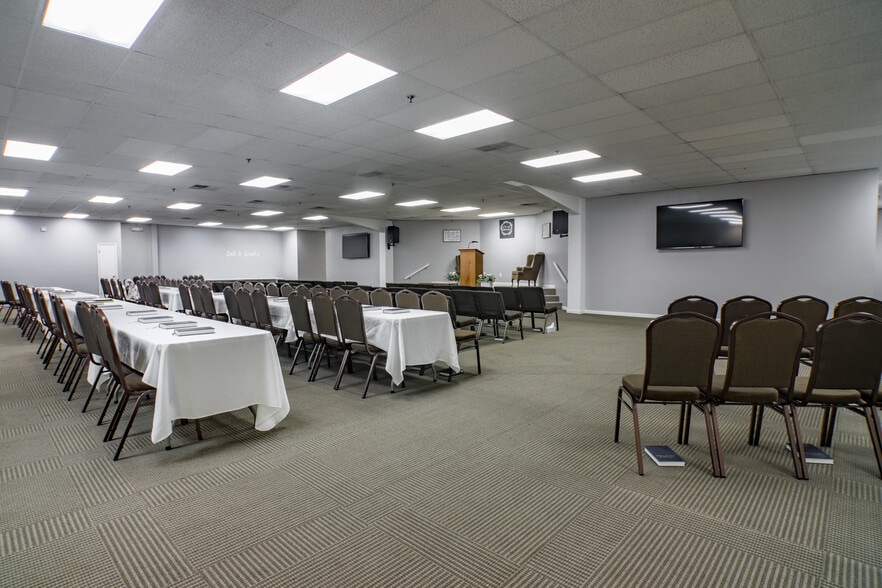 More Photos Of 1510 Stuart Rd, Cleveland Flex For Sale