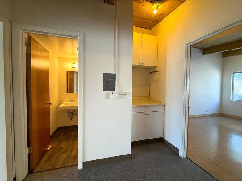 More Photos Of 932-934 Terminal Way, San Carlos Storefront Retail Office For Sale