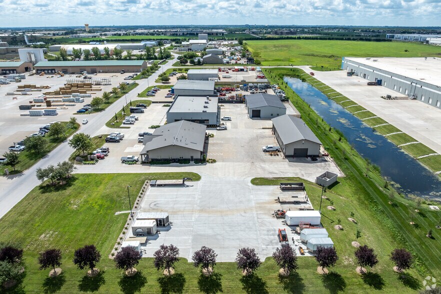 More Photos Of 3800 SE Beisser Dr, Grimes Flex For Lease