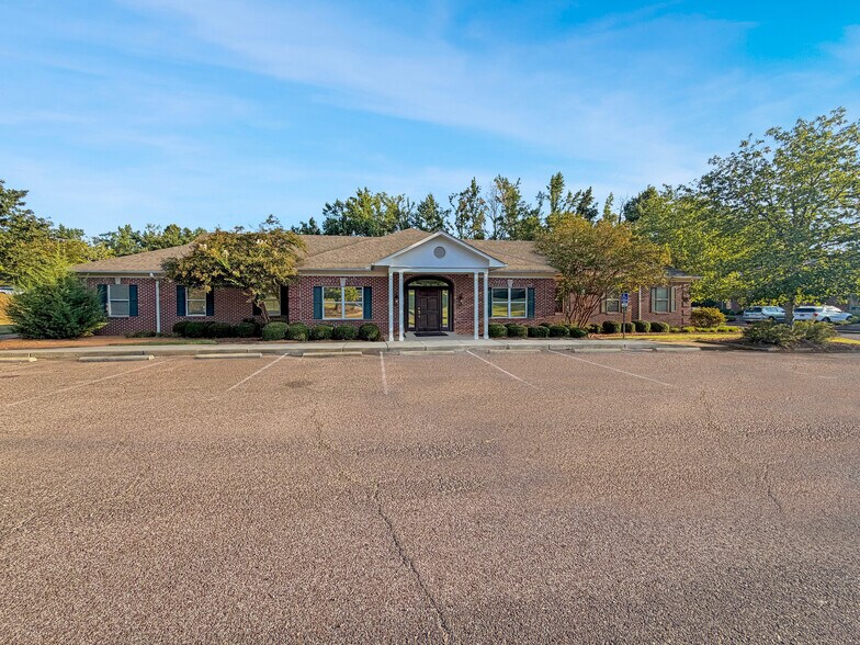 More Photos Of 506 Azalea Dr, Oxford Medical For Sale