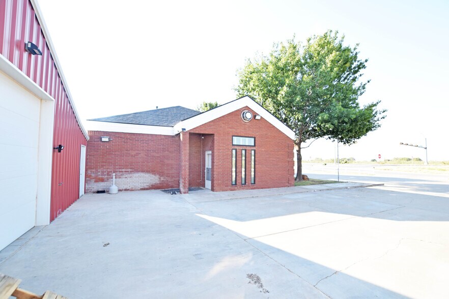 More Photos Of 327 SE Loop 338, Odessa Flex For Lease