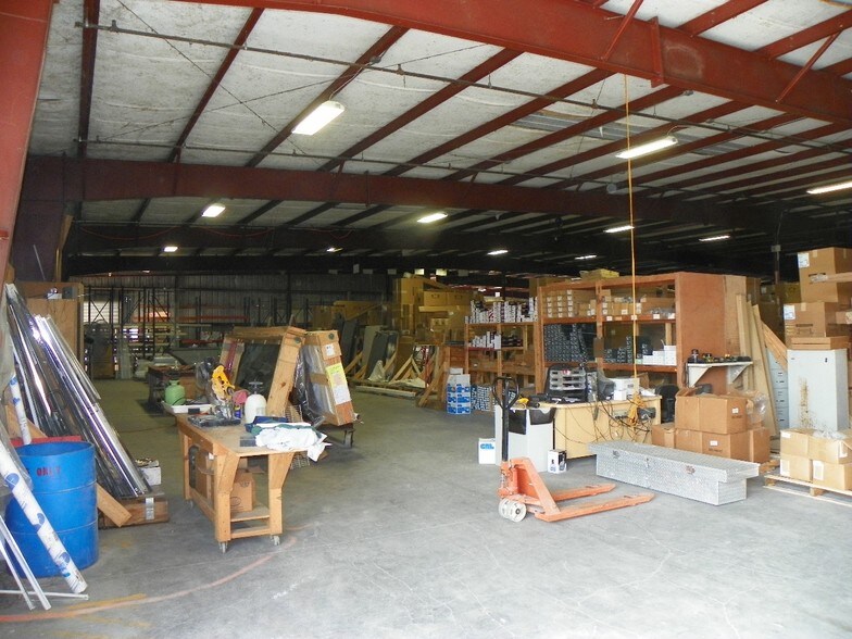 More Photos Of 1107 N Thomas Ave, Leesburg Warehouse For Lease