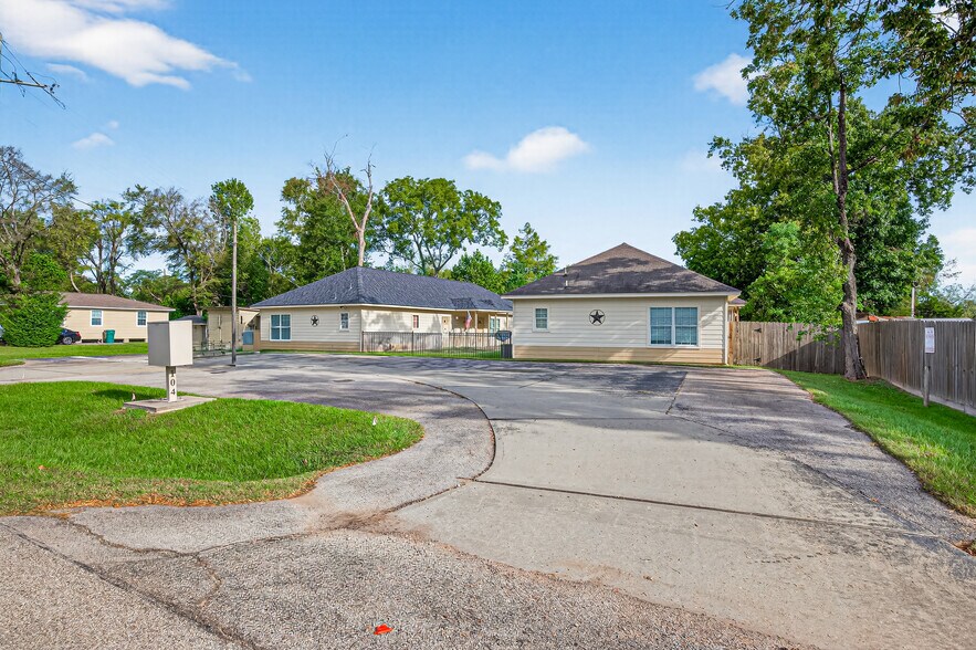 More Photos Of 104 Longstreet Rd, Willis Apartments For Sale