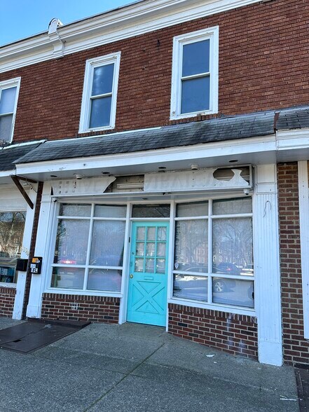 More Photos Of 1192 Yorkship Sq, Camden Storefront Retail Residential For Lease