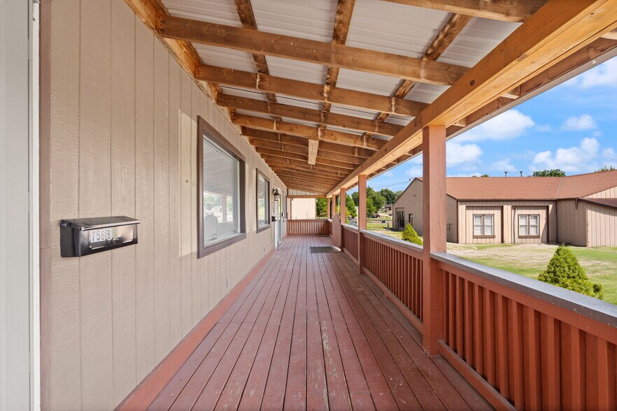 More Photos Of 756 Lakeshore Dr, Scottsburg Flex For Sale