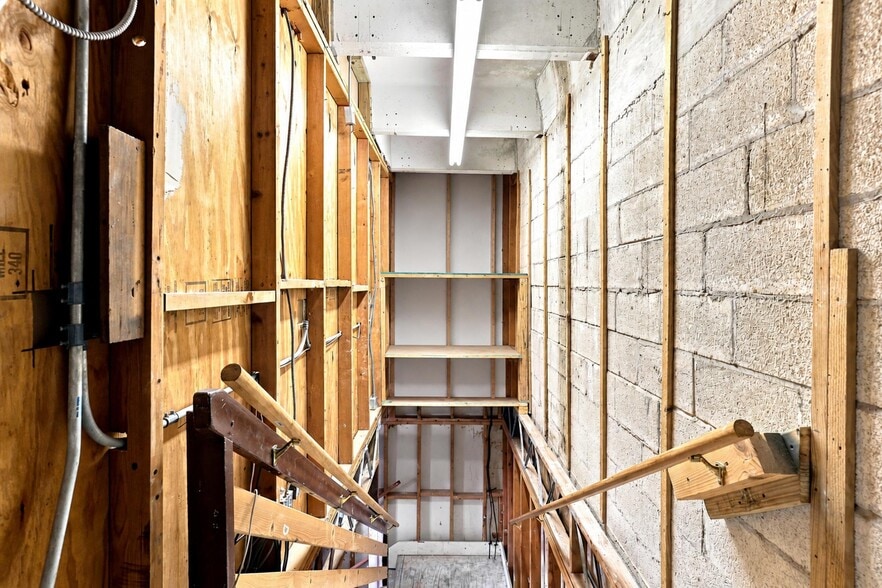More Photos Of 1209 Gateway Rdg, Lake Park Warehouse For Sale