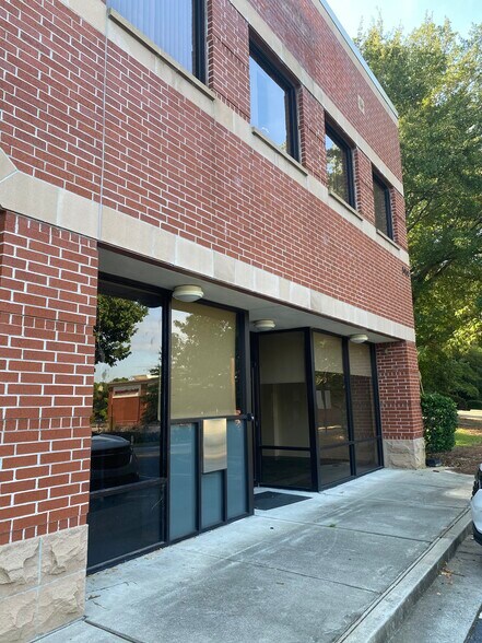 More Photos Of 5430 New Northside Dr, Atlanta Storefront Retail Office For Lease