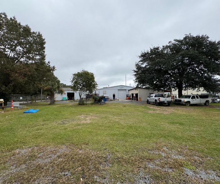 More Photos Of 4767 Rivers Ave, Charleston Warehouse For Lease