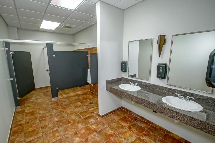 More Photos Of 805 Robin St/ 406 Airline Hwy, La Place Office For Sale