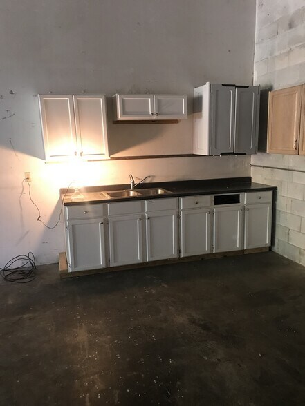 More Photos Of 831 Railroad St, Port Orange Warehouse For Lease