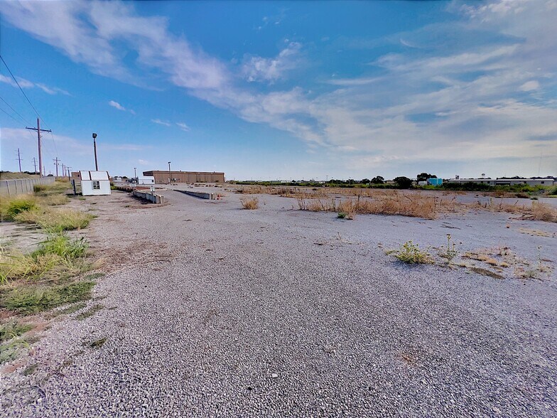 More Photos Of 1717 S 28th St, Clinton Distribution For Lease
