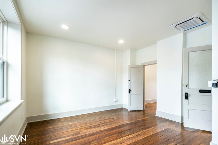 More Photos Of 150 W Short St, Lexington Office For Lease