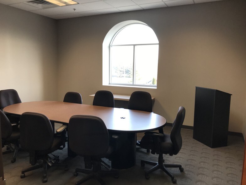 More Photos Of 9 Crystal Lake Rd, Lake In The Hills Office For Lease