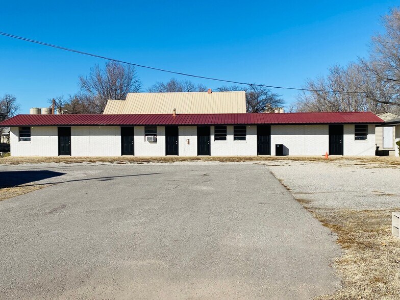 More Photos Of 215 SW 6th St, Mooreland Hotel For Sale