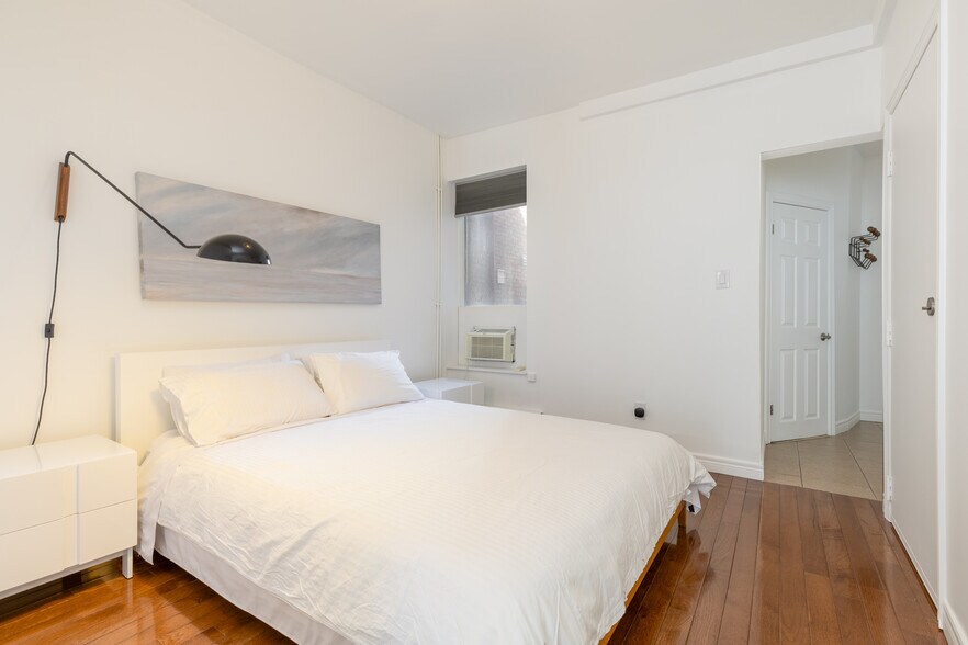 More Photos Of 872 College St, Toronto Storefront Retail Residential For Sale