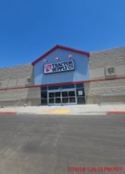 More Photos Of 301 Gardner Field Rd, Taft Freestanding For Lease