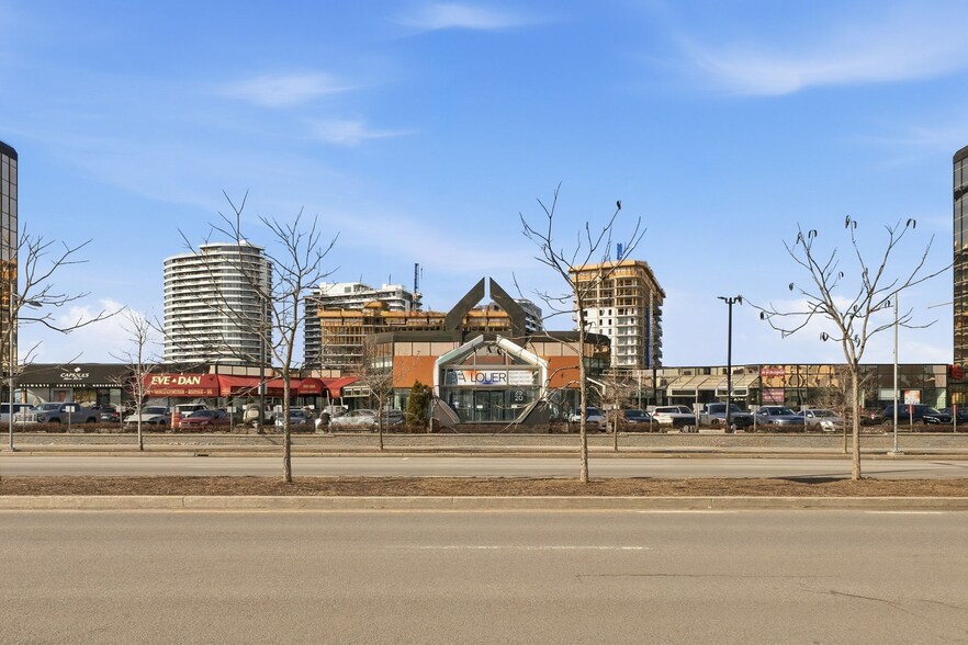 More Photos Of 2540 Boul Daniel-Johnson, Laval Office For Lease