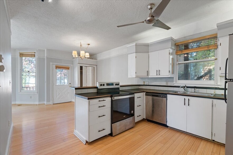 More Photos Of 2606 SE Pine St, Portland Apartments For Sale