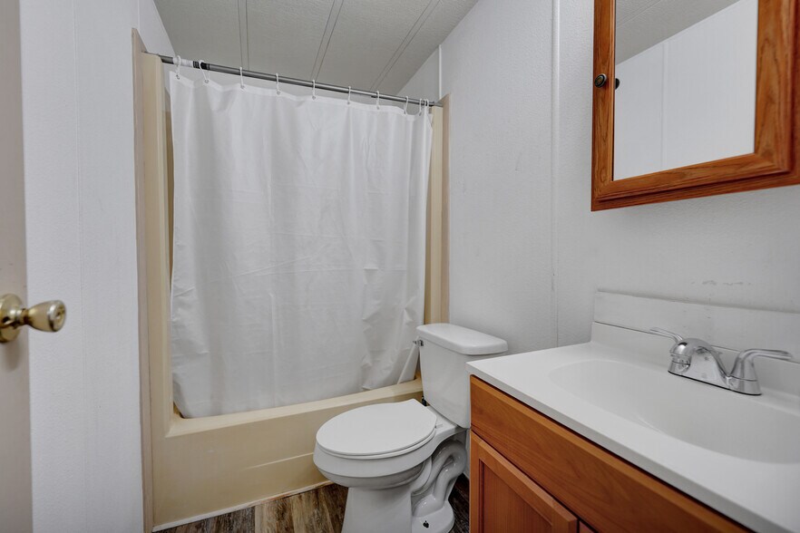 More Photos Of 9013 W County Road 160, Midland Showroom For Sale