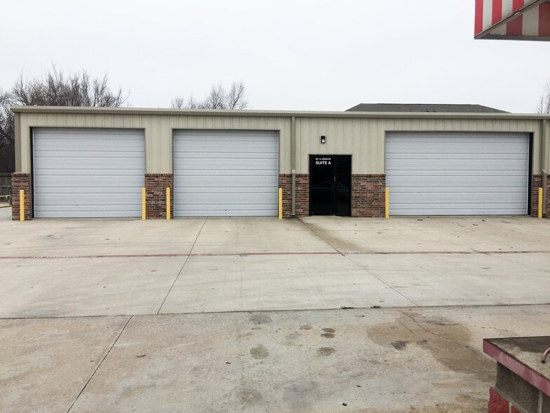 More Photos Of 621-633 N Kessler St, Wichita Showroom For Lease
