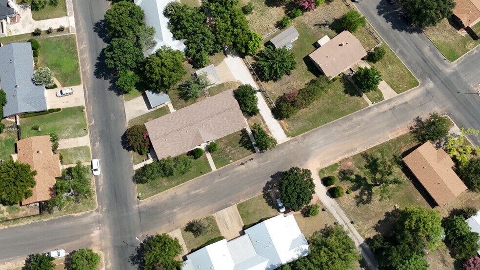 More Photos Of 1405 N Crockett St, Fredericksburg Apartments For Sale