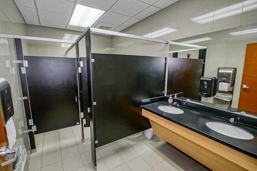 More Photos Of 805 Robin St/ 406 Airline Hwy, La Place Office For Sale