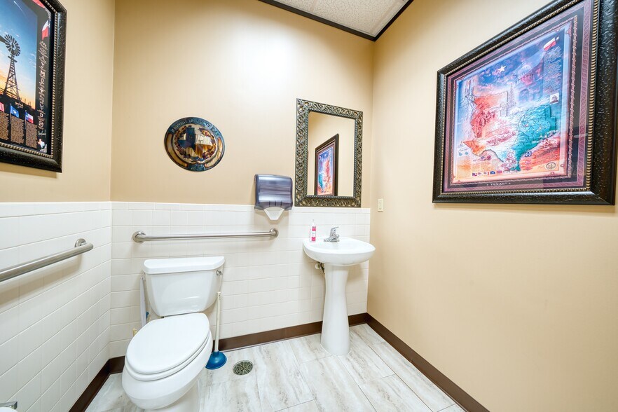 More Photos Of 15430 Ridge Park Dr, Houston Office For Sale