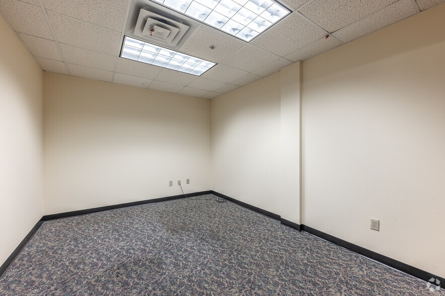 More Photos Of 325 S Fairground St, Marietta Office For Sale