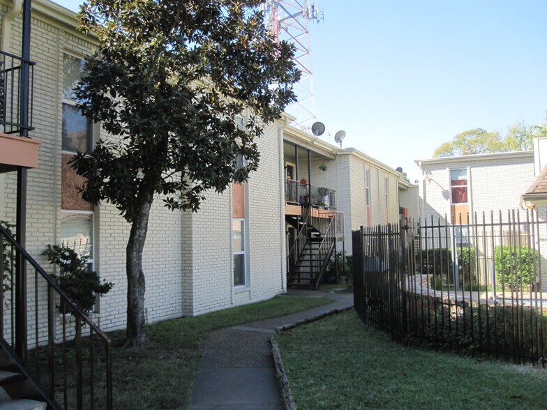 More Photos Of 1325 Cedar Post Ln, Houston Apartments For Sale