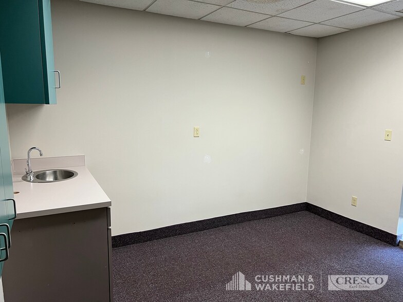 More Photos Of 5592 Broadview Rd, Parma Office For Sale