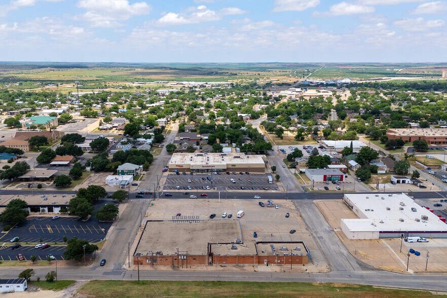 More Photos Of 500-511 E Broadway St, Sweetwater Storefront For Sale