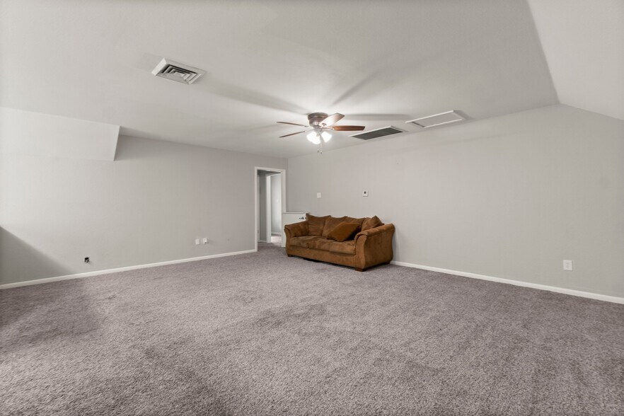 More Photos Of 2042 Teal Dr, Spring Dormitory For Sale