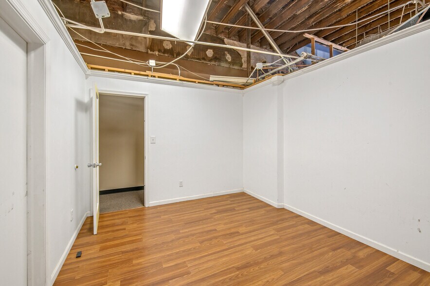 More Photos Of 321 Main Ave, De Pere Storefront Retail Office For Sale