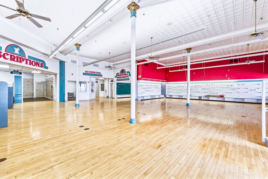 More Photos Of 29 S Chadbourne St, San Angelo Drugstore For Sale