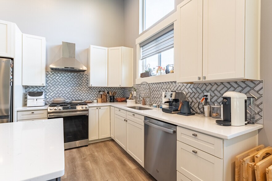 More Photos Of 914 Citadel Dr, Everson Office Residential For Sale