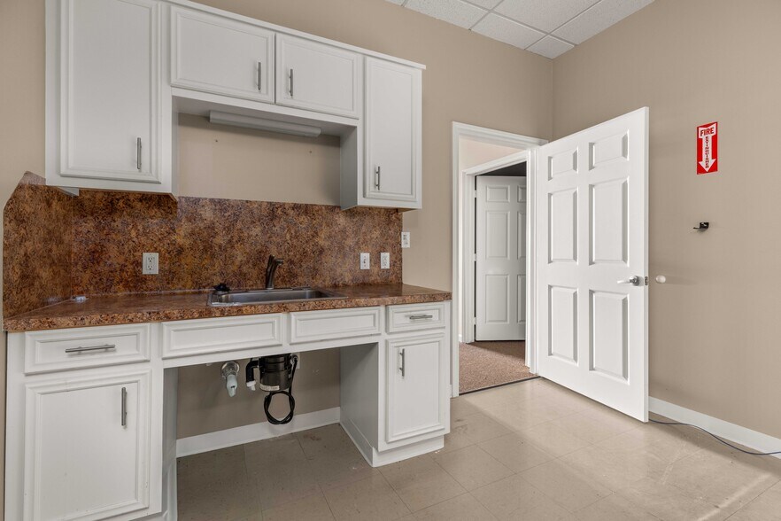 More Photos Of 14020 Highway 3, Webster Unknown For Lease