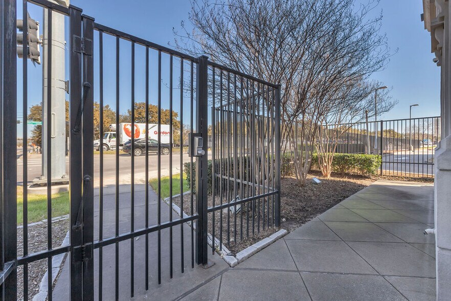 More Photos Of 5800 W Northwest Hwy, Dallas Office For Sale