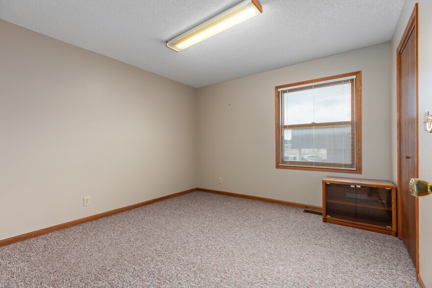 More Photos Of 902 W Union Ave, Litchfield Office For Sale