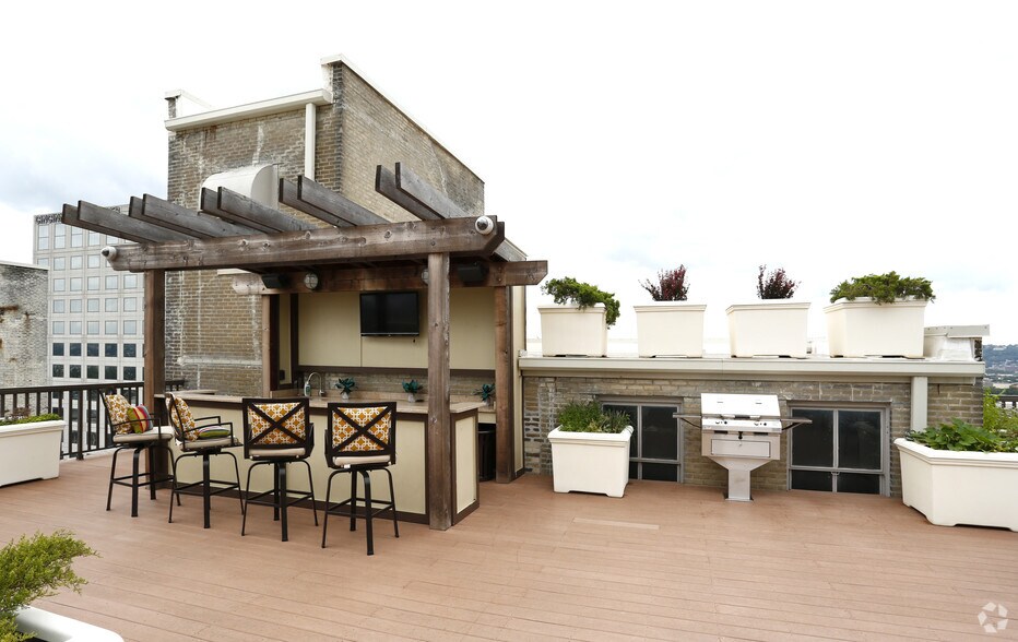 More Photos Of 105 W 4th St, Cincinnati Apartments For Lease