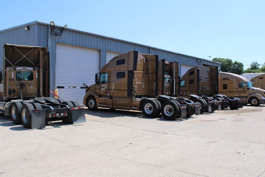 More Photos Of 1936 W Commerce St, Dallas Industrial For Lease