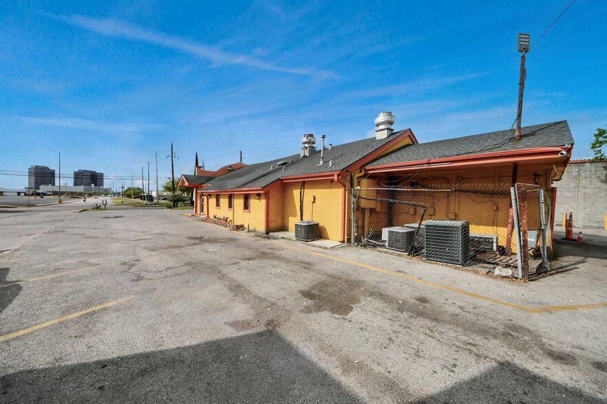 More Photos Of 7626 Clarewood Dr, Houston Restaurant For Sale